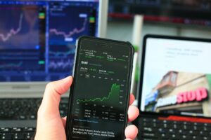 Cellulare con andamento delle azioni GameStop