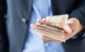 Meglio tenere soldi in casa o in banca