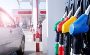 Benzinai obbligo di esporre il prezzo medio dei carburanti