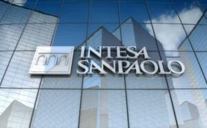 Facciata con logo Intesa Sanpaolo